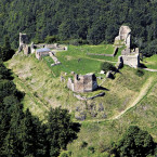 Trosky hradu Lichnice se rozhlíží do krajiny z hřebene Železných hor