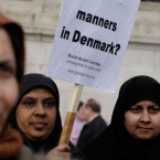 Protesty se po publikaci karikatur Mohameda v dánském deníku rozpoutaly po celém světě