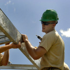 Na špici žebříčku nebezpečí v práci jsou zaměstnanci na stavbách