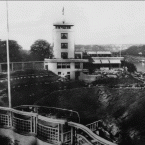 Nádherná funkcionalistická stavba na obrázku z roku 1930