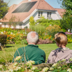 Všichni důchodci a rodiny, které pobírají příspěvek na podporu bydlení, nyní mohou zažádat o dotaci na malou fotovoltaiku