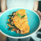 Italskou houbovou omeletu můžete ozdobit podle chuti, třeba i praženými oříšky