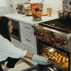 Jedna z věcí, na které při úklidu často zapomínáme, je kuchyňská rukavice