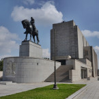 Idea národního památníku, který by na rozdíl od dosavadních připomenutí porážek demonstroval hrdost a odvahu českého národa, měla zpočátku ryze lokální charakter