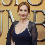 J. K. Rowling byla před svou slávou matkou samoživitelkou závislou na státních dávkách, se svým bohatstvím tedy nakládá obezřetně, aby se neocitla v podobné situaci