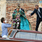 Hvězda Jennifer Lopez odjíždí v gondole na přehlídku v modelu od D&G