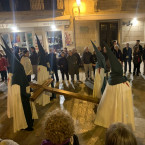 Kajícníci nesou kříže ulicemi španělských měst