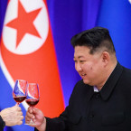 Kim Čong-un se rád oddává alkoholu, je také náruživý kuřák. Putin je jeho pravý opak