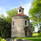 Rotunda na Vyšehradě byla postavena v románském slohu, díky pozdějším rekonstrukcím se povedlo tento sloh skrze reromanizaci uchovat