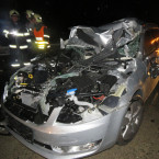 Policejní fotografie z páteční večerní řetězové nehody na 29 kilometru dálnice D1, škody museli jednotky policistů a hasičů odklízet do půl jedné v noci  