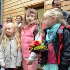 Žáci před ZŠ Zlatníky 1. září 2015. Letos měli v tento den ještě prázdniny.  