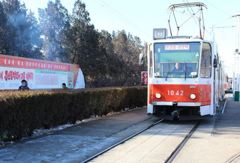  V  Pchjongjangu  st le jezd  esk  tramvaje V  noci potm a 